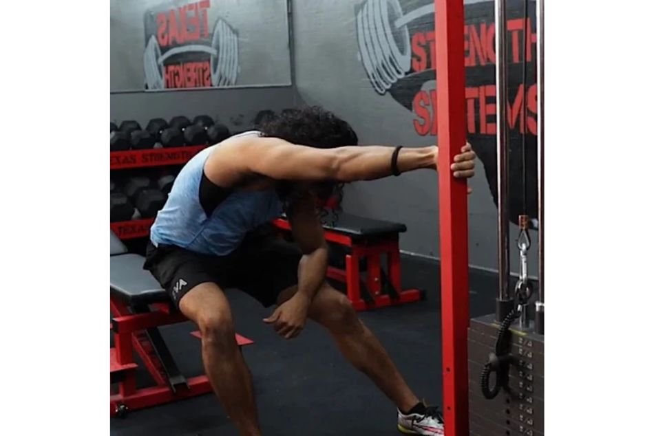 Unilateral Lat Stretch Using Fixed Bar